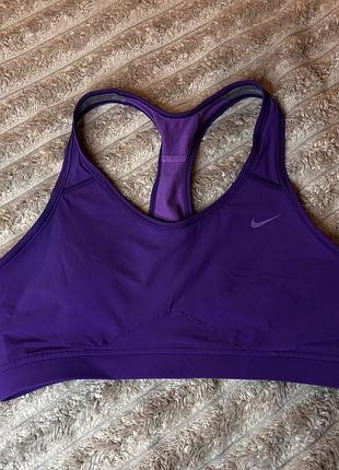 Спортивний топ від nike розмір м фіолетовий