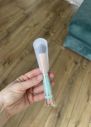 Пензлик mac cosmetics 159s synthetic duo fibre blush румян , пудрових і кремових текстур