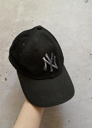 Чорна кепка new era