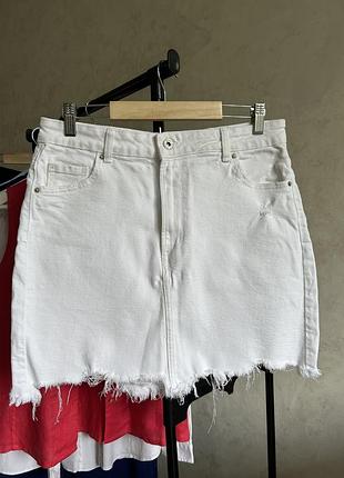 Коротка джинсова спідниця біла bershka