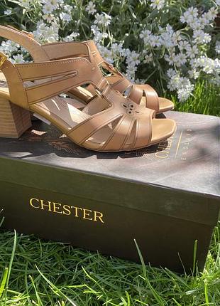 Шкіряні босоніжки на підборах бежеві chester р37/23 см