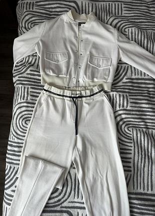 Жіночий спортивний костюм of white