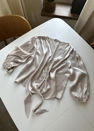 Атласна бежева блузка з перламутровими ґудзиками zara розмір m