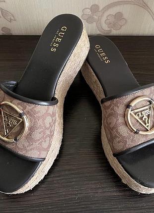 Шльопанці guess