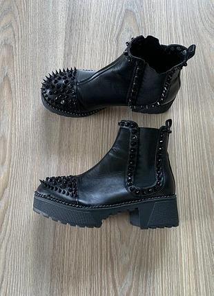 Жіночі черевики з шипам в метал рок стилі goth