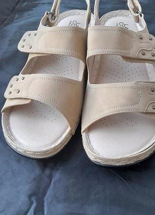 Женские анатомические сандалии lady comfort бежевого цвета из экокожи на ли
пучках.
