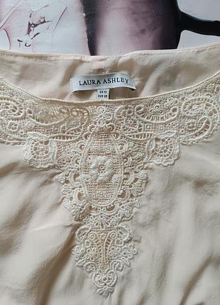 Бежевая шелковая с подкладкой блузка laura ashley с кружевной отделкой размера 88.9.