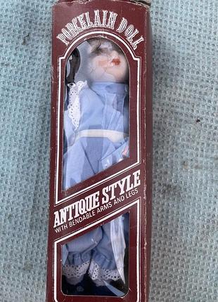 Вінтажна порцелянова лялька в коробці (porcelain doll antique style)