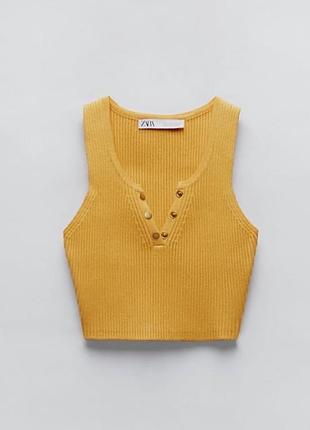 Укорочений топ з ребристого трикотажу з ґудзиками zara