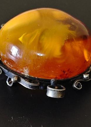 Брош з великим бурштином
