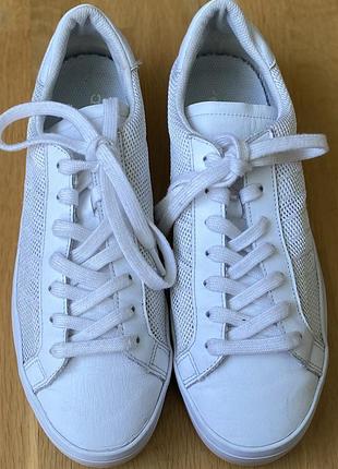 Кросівки adidas.