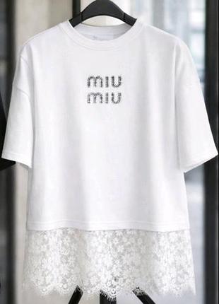 Футболка з мереивом  в білому кольорі з трендовим написом miu  miu для дівчаток.