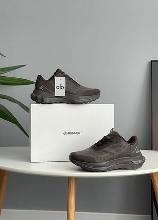 Кроссовки alo yoga runner brown a0590u