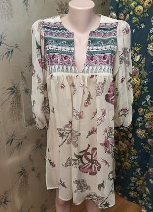 Сукня-туника стиль "бохо" або "селянський" (peasant dress) з квітковим принтом та акцентним візерунком у верхній частині.