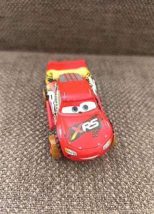 Колекційна металева машинка disney pixar cars xrs mud racing lightning mcqueen від mattel.
молния маквин