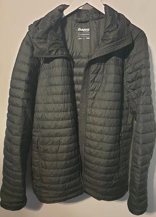 Мужская легкая пуховая куртка bergans lava light down с капюшоном черного цвета.l.