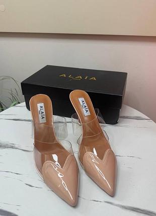 Туфлі босоніжки лакові шкіра жіночі alaia бежевого кольору чорного кольору