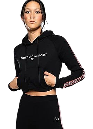 Чорне укорочене худі pink soda sport із рожевою фірмовою стрічкою на рукавах.