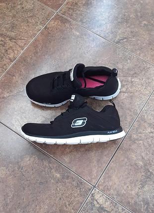 Кроссовки – skechers flex appeal с черным верхом и белой подошвой.
