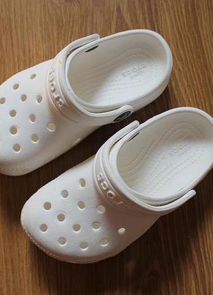 Wунисекс в белом цвете классические сандалии аквашузы босоножки сабо crocs classic clog