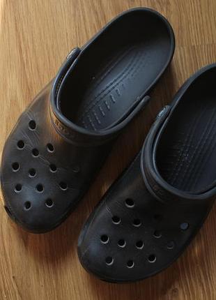 Сапоги в черном цвете классические сандалии аквашузы босоножки сабо crocs classic clog итальялия