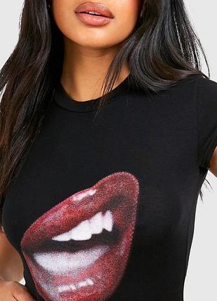Стильна чорна приталена футболка від бренду boohoo розмір хс/с