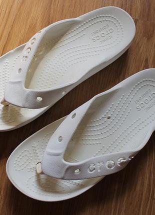 Білі жіночі в'єтнамки шльопанці сланці crocs baya flip