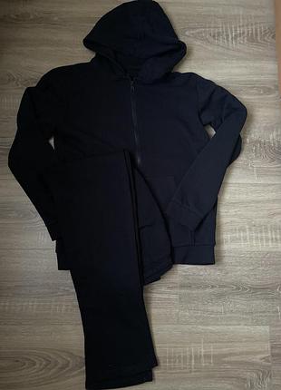 Легкий спортивний костюм