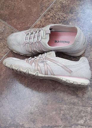 Женские кроссовки – бежевые кроссовки марки skechers.