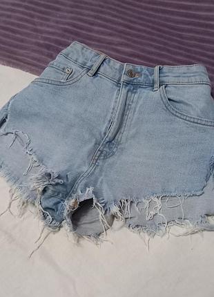 Джинсовые шорты голубые от zara с разрезами и необработанным краем