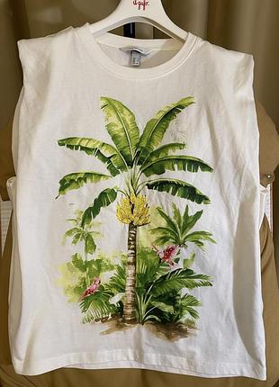 H&m edition якісна футболка, незвичний фасон і яскравий принт по переду оздоблений бісером.