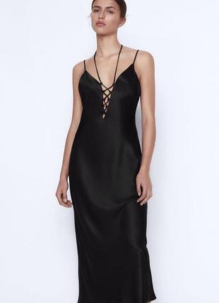 Чорна сатинова сукня-комбінація довжини міді від бренду zara.