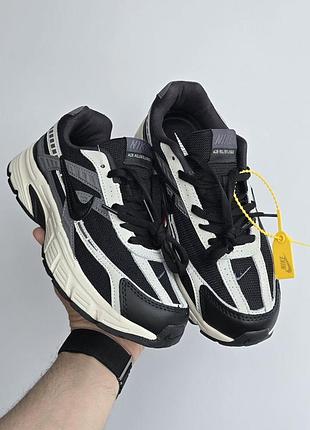 Nike initiator
• black ash grey •