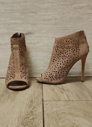 Бежевые ботильоны new look 40р