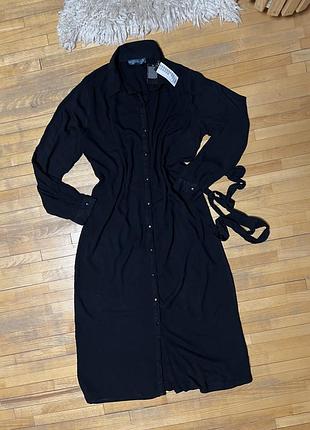 Kapalua black belt dress — чорна базова сукня з поясом, елегантна й універсальна для офісу та вечірніх образів.