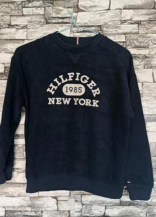 Свитшот на мальчика — модель monotype collegiate от бренда tommy hilfiger.