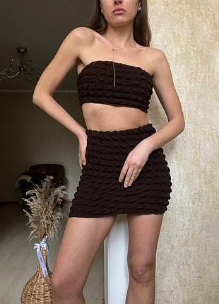 Шоколадний костюм із топу та спідниці із фактурної тканини від pretty little thing