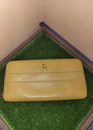 Кожаный стильный и вместительный женский кошелек бренда ashwood leather (модель j54 aurora) в красивом горчично-желтом цвете.