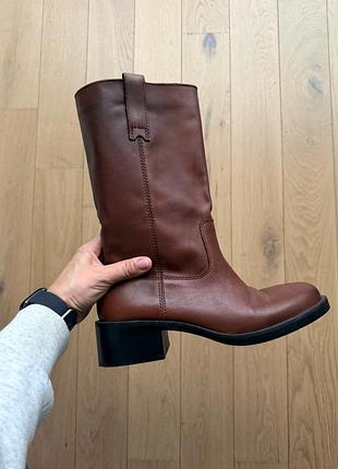 Коричневі шкіряні чоботи zara