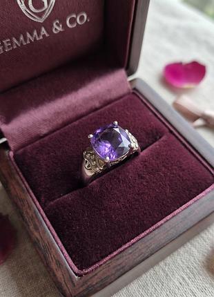 Эффектная серебряная кольца 925 пробы с крупным аметистом насыщенного фиолетового оттенка.