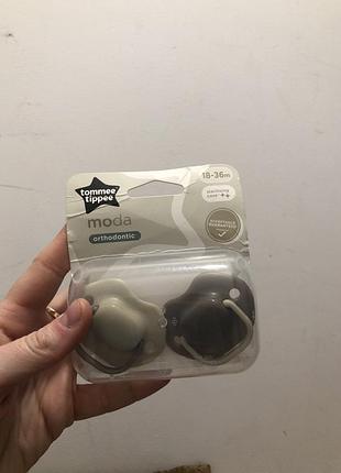 Нові пустушки дурники силікон tommee tippee moda 18-36 месяца бежевые