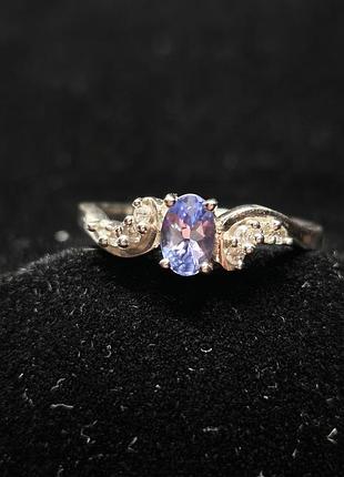 Изящная серебряная кольца 925 пробы с нежным танзанитетом и сияющими фианитами.