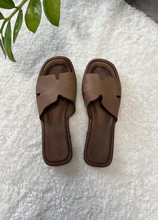 Шкіряні коричневі шльопанці в стилі hermès