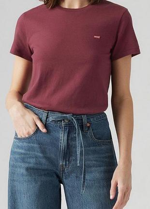 Женская футболка levis новая оригинал.