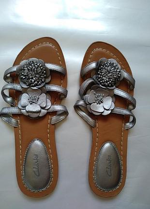 Шкіряні шльопанці clarks декоровані квітами