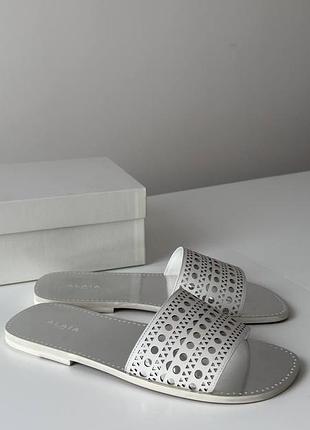 Шльопанці alaia