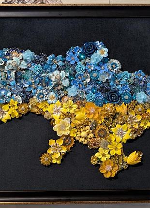 Картина из украшений украинская.