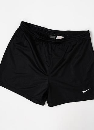 Чоловічі, вінтажні шорти nike чорного кольору з класичним, білим логотипом swoosh. легка та еластична тканина забезпечує комфорт під час спорту, тр