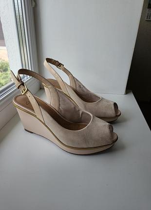Замшевые босоножки 39р, мега удобные 8см каблуки,лак на танкетке, clarks