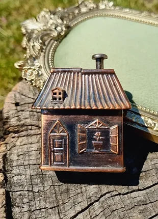 Винтажная зажигалка, интересная форма в виде домика.